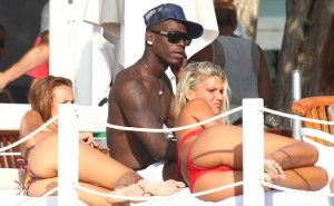 balotelli-ibiza-holiday-girls-nationalturk-0233-e1342537415660